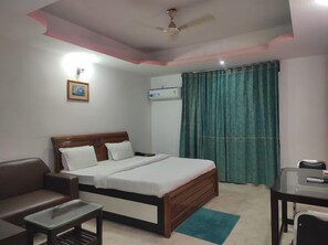 1 bedroom, soundproofing, free WiFi, bed sheets - Hotel Sanjivani Heritage (Dibrugarh)