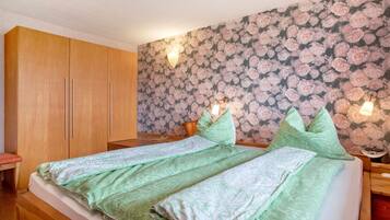 2 bedrooms, iron/ironing board, free WiFi, bed sheets