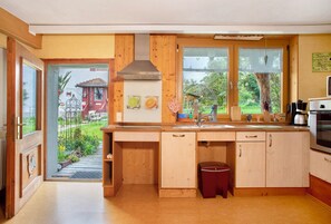 Fridge, microwave, oven, stovetop - Apartment 'Zur Igelwiese' with Private Terrace, Shared Garden and Wi-Fi (Ostrach- Waldbeuren)