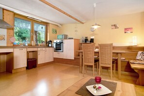 Dining - Apartment 'Zur Igelwiese' with Private Terrace, Shared Garden and Wi-Fi (Ostrach- Waldbeuren)