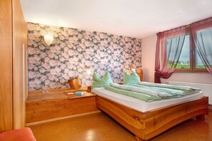 2 bedrooms, iron/ironing board, free WiFi, bed sheets - Apartment 'Zur Igelwiese' with Private Terrace, Shared Garden and Wi-Fi (Ostrach- Waldbeuren)
