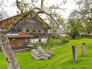 Property grounds - Apartment 'Zur Igelwiese' with Private Terrace, Shared Garden and Wi-Fi (Ostrach- Waldbeuren)