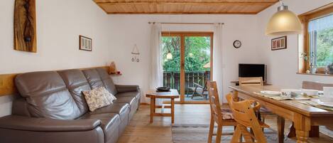 Televisio, pöytätennispöytä, stereot