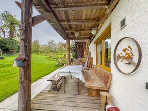 Outdoor dining - Apartment 'Schneckenhaus' with Shared Garden, Balcony and Wi-Fi (Ostrach- Waldbeuren)