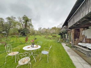 Outdoor dining - Apartment 'Schneckenhaus' with Shared Garden, Balcony and Wi-Fi (Ostrach- Waldbeuren)