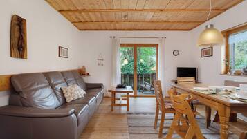 TV, bordtennis og stereoanlegg