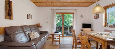 Tv, bordtennisbord, stereoanlæg