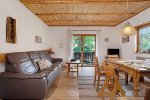 Télévision, table de tennis de table, chaîne hi-fi