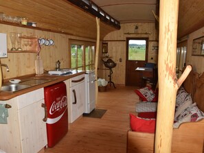 Kühlschrank, Herdplatte, Wasserkocher mit Kaffee-/Teezubehör