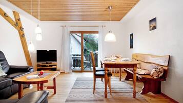 TV, table tennis, stereo