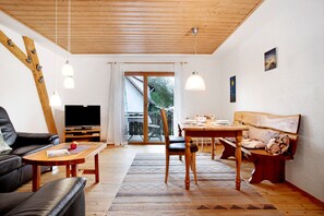 Una televisión, una mesa de tenis de mesa, un reproductor estéreo