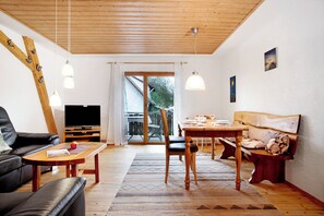 Televisor, taula de tennis de taula i estèreo