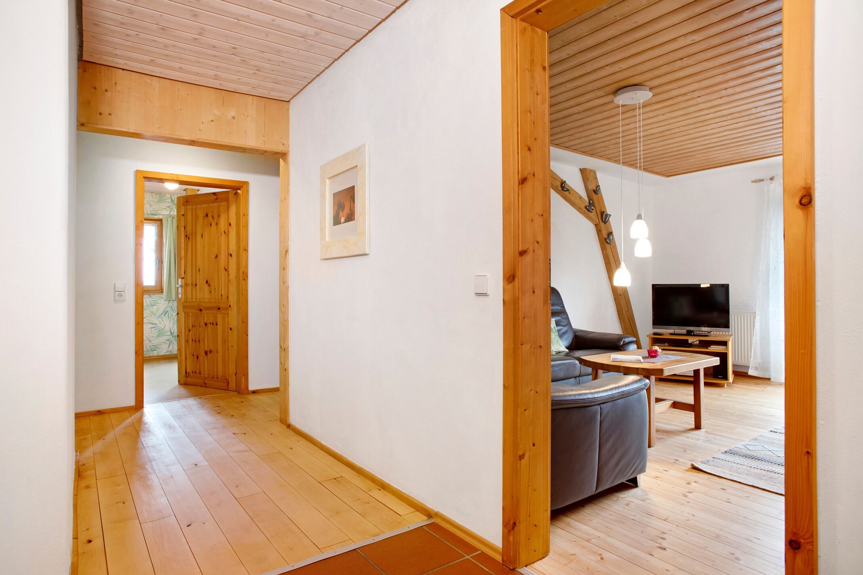 Televisión, mesa de ping pong, estéreo