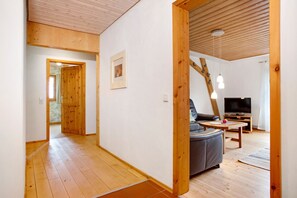 Una televisión, una mesa de tenis de mesa, un reproductor estéreo