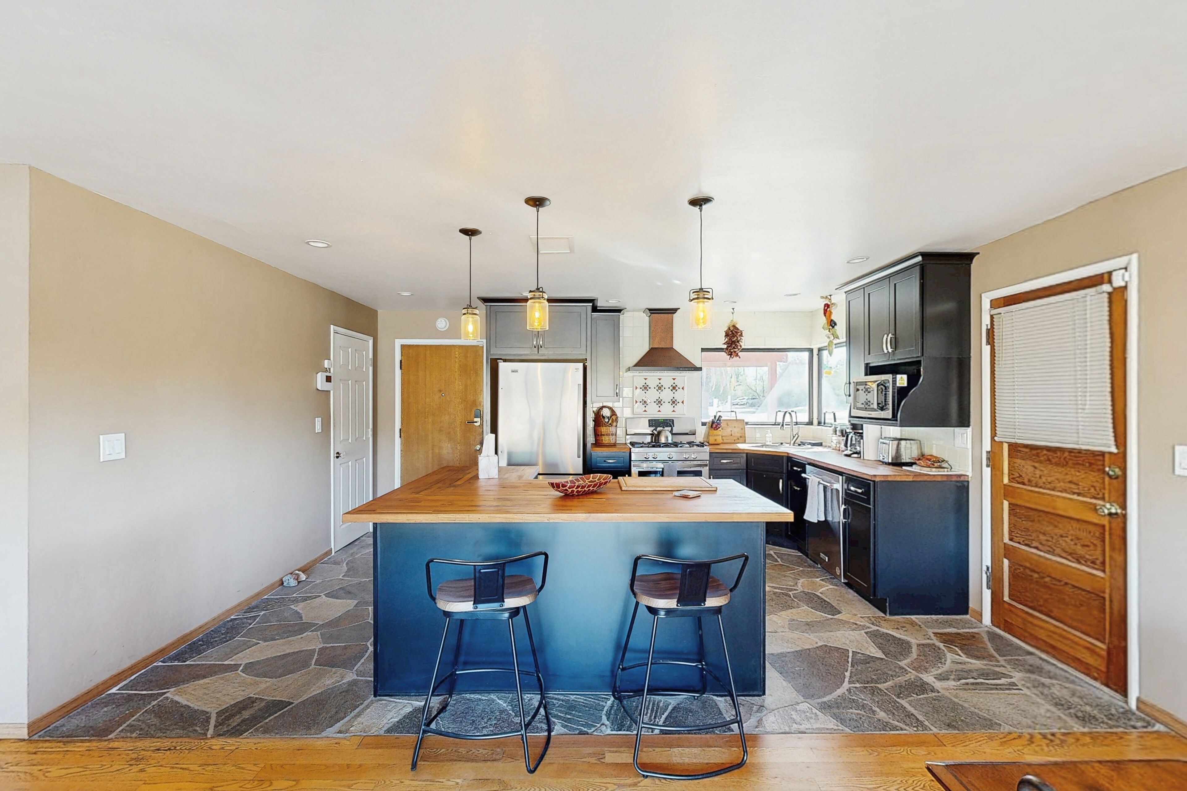 Kjøleskap, mikrobølgeovn, ovn og kokeplater