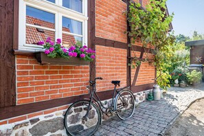 Property grounds - Holiday Apartment 'Fachwerkferienhaus' with Lake View, Terrace & Wi-Fi (Ulrichshusen)