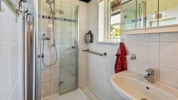 Een douche, een haardroger, handdoeken