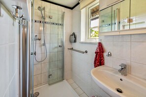 Shower, hair dryer, towels - Holiday Apartment 'Fachwerkferienhaus' with Lake View, Terrace & Wi-Fi (Ulrichshusen)
