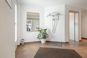 A modern bathroom with a shower, a potted plant, and a mirror. - Vacation apartment Dandelion, 83sqm, 2 bedrooms, max. 4 persons (Ravensburg)