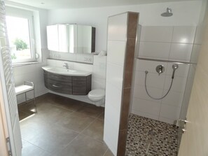 Shower, hair dryer - Vacation apartment Dandelion, 83sqm, 2 bedrooms, max. 4 persons (Ravensburg)