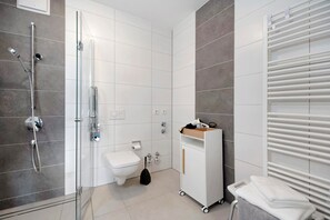 Een douche, een haardroger, handdoeken