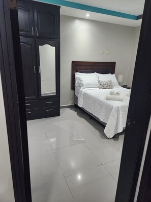 3 bedrooms, WiFi, bed sheets - Horizonte home (Tela)