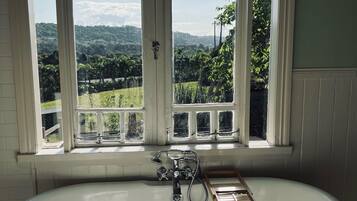 Ducha, secador de pelo, toallas, jabón