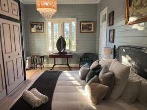 5 bedrooms, iron/ironing board, WiFi, bed sheets