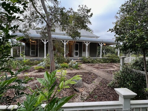 Tranquil Retreat: Charming Country Homestead on 12 Acres, 6km to Byron Bay