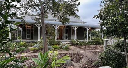 Tranquil Retreat: Charming Country Homestead on 12 Acres, 6km to Byron Bay
