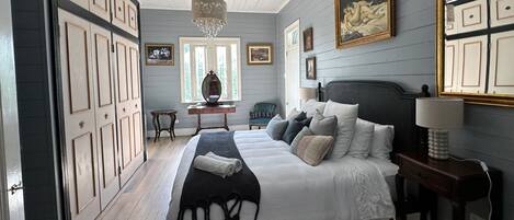 5 bedrooms, iron/ironing board, WiFi, bed sheets