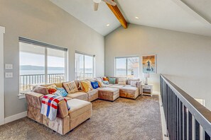 Televisión, chimenea, mesa de ping pong, libros