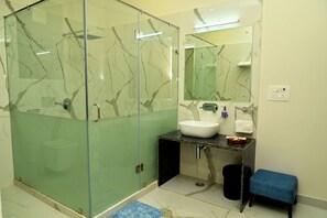 Douche, articles de toilette écologiques, serviettes fournies, savon