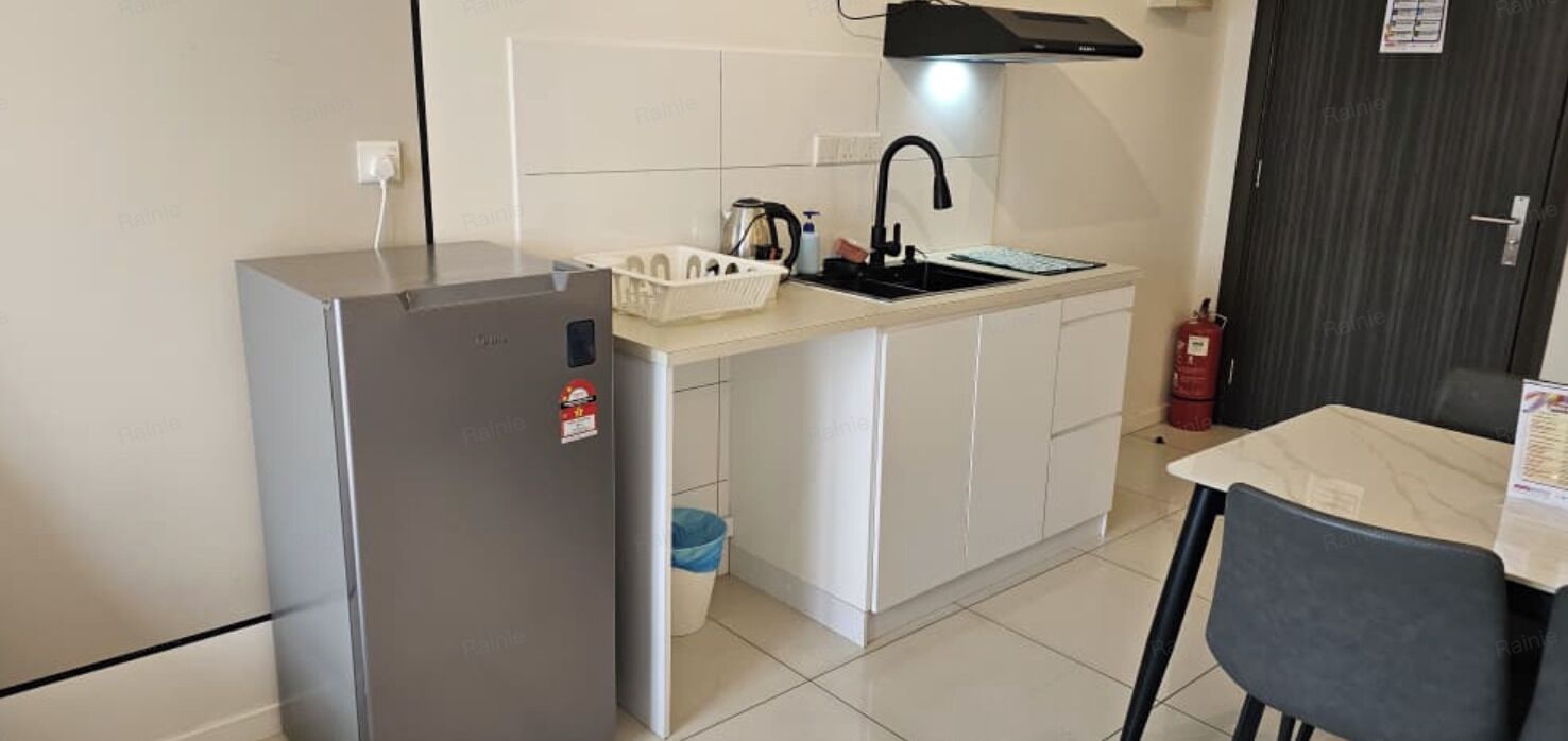 Een praktische keuken met een koelkast, spoelbak en een klein eethoekje.