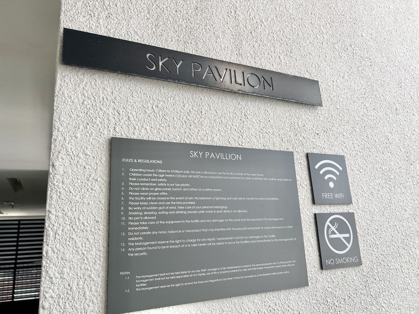 Un panneau indiquant le « Sky Pavilion », avec les règles et les consignes à respecter, l’accès au Wi-Fi gratuit et le symbole interdisant de fumer.