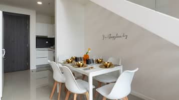 Deluxe Apartment | Private kitchen | Full-size fridge, microwave, cookware/dishes/utensils, dining tables