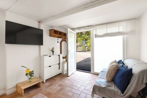 Apartamento standard, 1 quarto, ao lado do lago (Petit Jardin) | Sala de estar | TV de tela plana 21 polegadas com canais via satélite