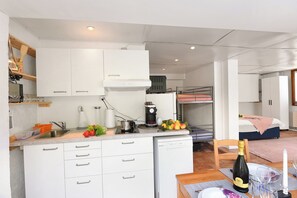 Réfrigérateur, four à micro-ondes, surface de cuisson, lave-vaisselle