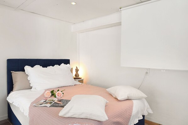 Standard-Apartment, 1 Schlafzimmer, Seeseite (Petit Jardin) | 1 Schlafzimmer, Bügeleisen/Bügelbrett, kostenloses WLAN, Bettwäsche