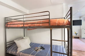 1 bedroom, iron/ironing board, free WiFi, bed sheets - Petit Jardin (Agno)