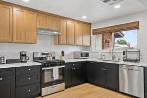 Refrigerador, microondas, horno, placa de cocina