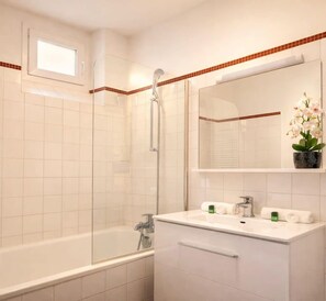 Chuveiro, secador de cabelo, toalhas de banho 