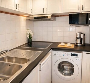 Geladeira, micro-ondas, cooktop, cafeteira/chaleira