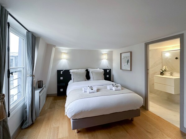2 bedrooms, desk, iron/ironing board, WiFi