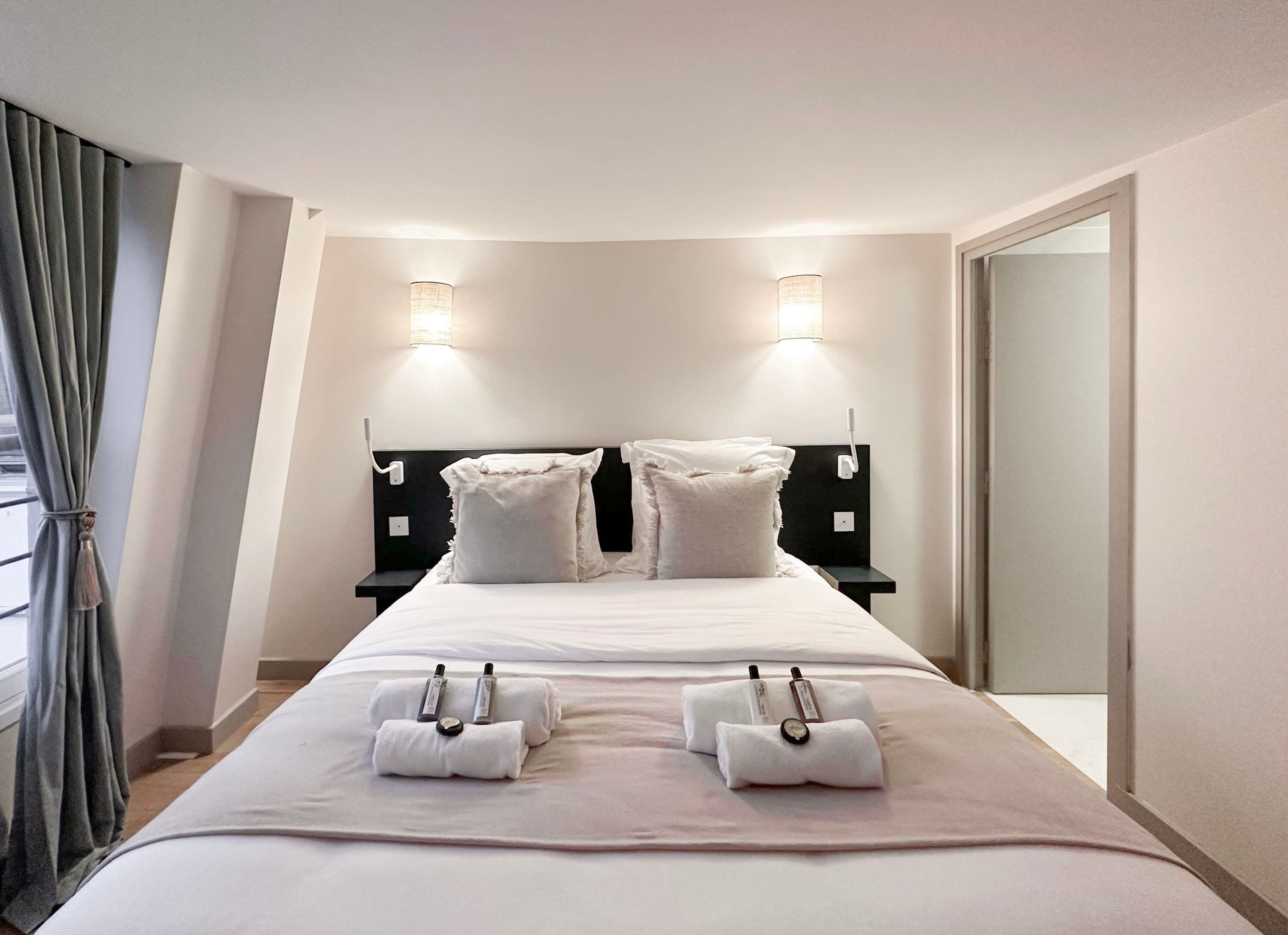 2 bedrooms, desk, iron/ironing board, WiFi