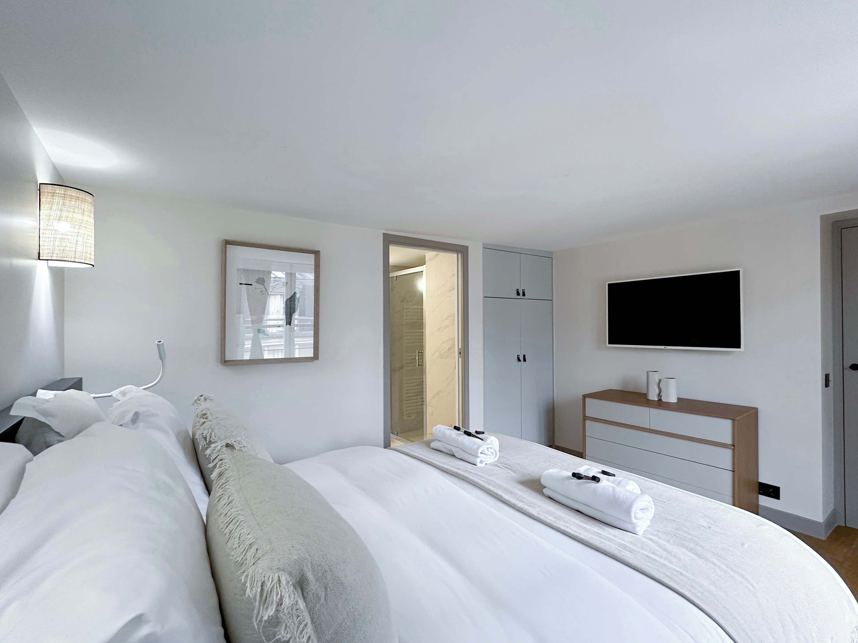 2 bedrooms, desk, iron/ironing board, WiFi