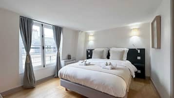 2 slaapkamers, een bureau, een strijkplank/strijkijzer, reisbedje