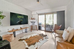 Televisión y oficina 