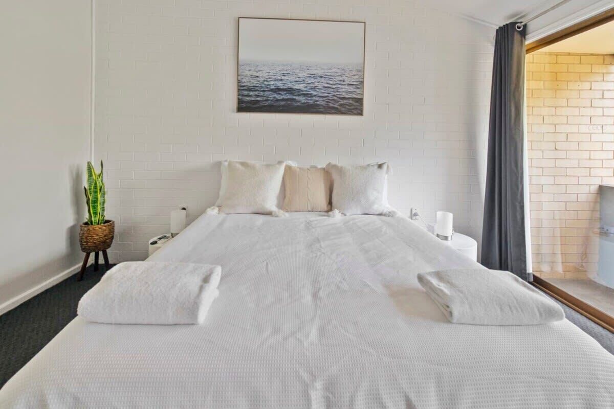 2 dormitorios, escritorio, tabla de planchar con plancha y cuna de viaje