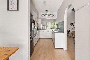 Fridge, microwave, oven, stovetop - Luxury by the Lagoon - Water Views, 3 Mins to CBD (Wagga Wagga)